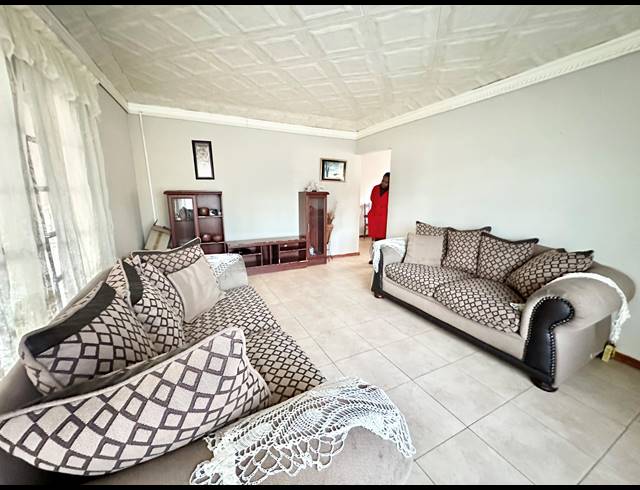 5 BEDROOM HOUSE FOR SALE IN FLORA PARK